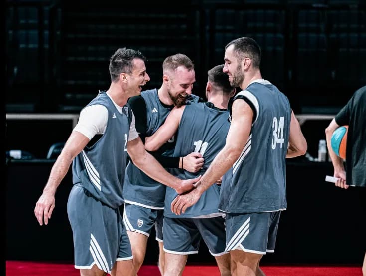 BiH national team players Džanan Musa and Kenan Kamenjaš avoided Iran's attack on the Emirates