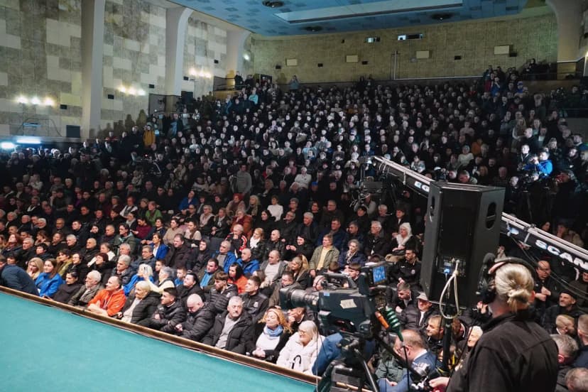 Serbian President and ministers visit towns awaiting local elections, gifts for children, threats against students