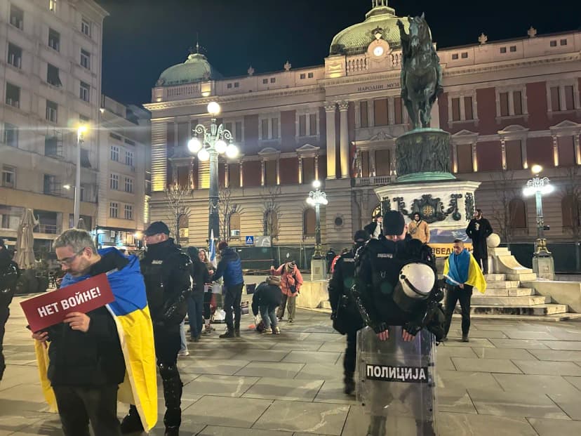 Antiratni skup na Trgu republike povodom godišnjice rata u Ukrajini, pojavili se i pripadnici Narodnih patrola