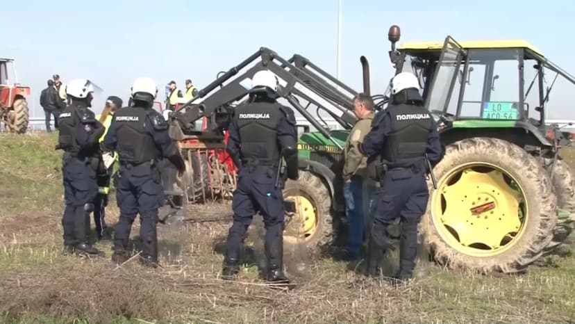 Serbian Police Arrest Five During Border Crossing Blockade