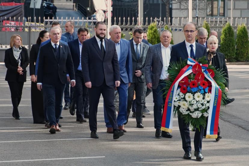 Opposition, government lay wreaths for assassinated PM Djindjic
