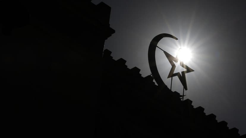 French Muslims Face Confusion Over Rival Ramadan Start Dates