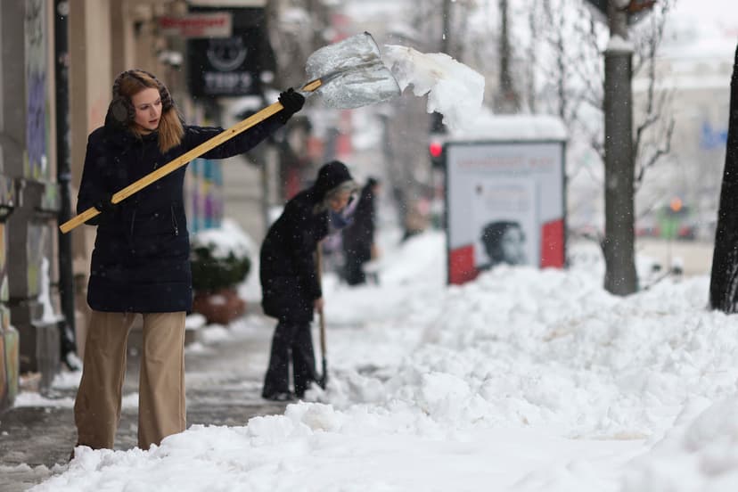 Bucharest City Hall Demands Urgent Snow Removal from Sectors