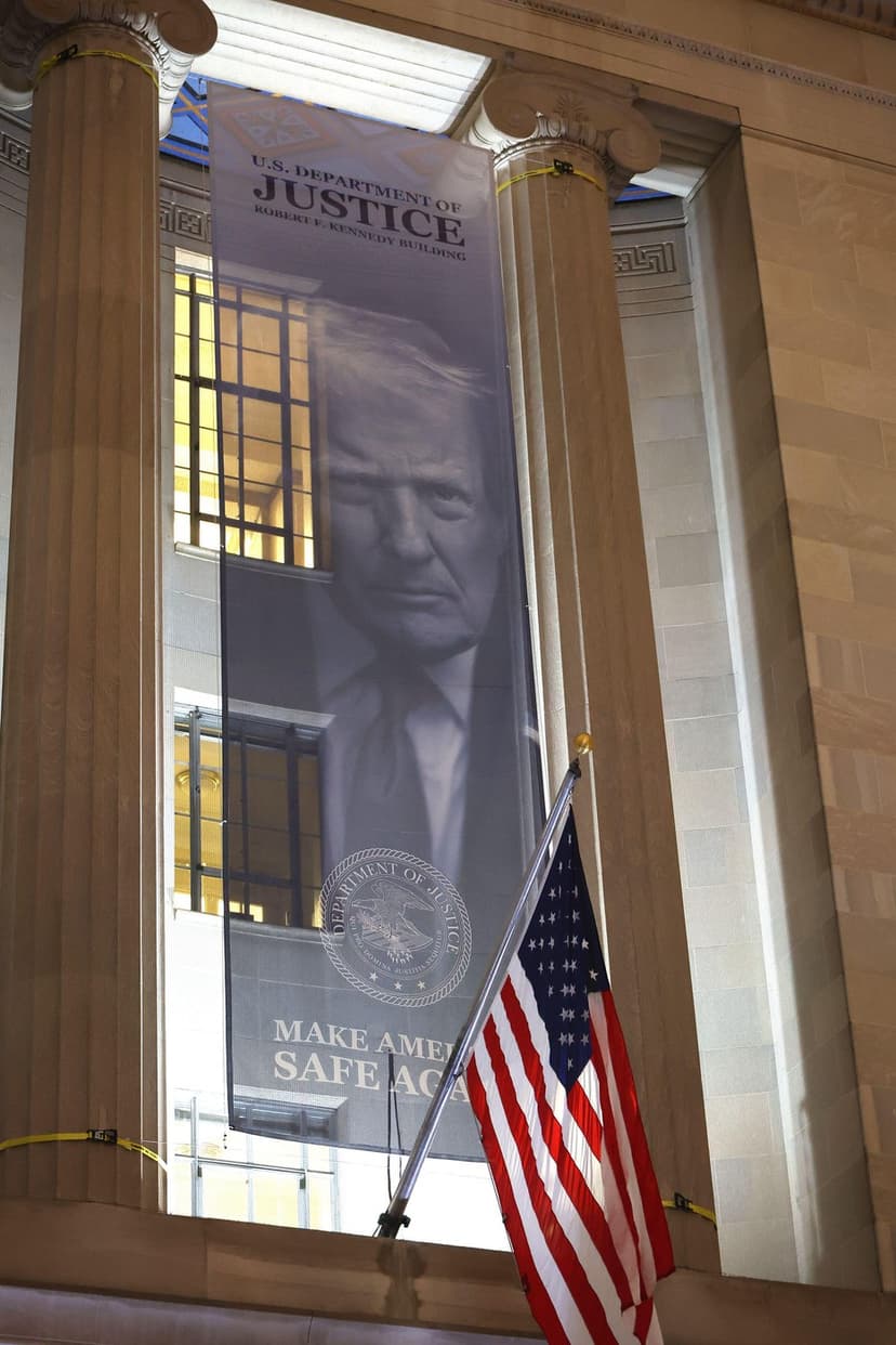 Banner cu chipul lui Donald Trump, amplasat pe fațada Departamentului de Justiție din SUA. „Să facem America din nou sigură”