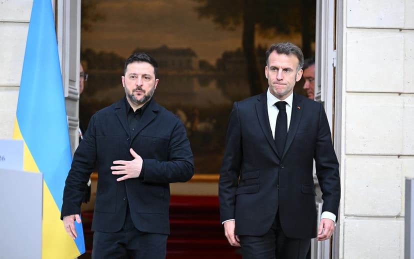 Zelenski avertizează că relaxarea sancţiunilor asupra petrolului rusesc ar putea aduce Rusiei 10 miliarde de dolari. Ce spune Macron