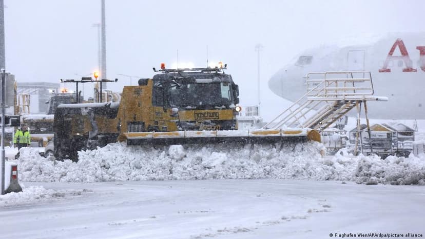 Heavy Snowfall Disrupts Vienna Airport Traffic