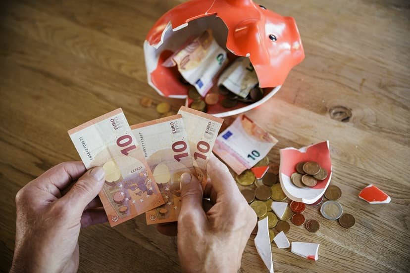 Experts Oppose Voluntary Withdrawal from Latvia's Second Pension Pillar