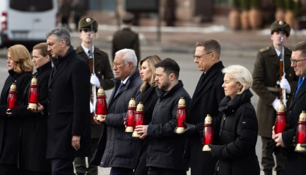 Zelensky honors memory of fallen heroes together with foreign guests on Maidan