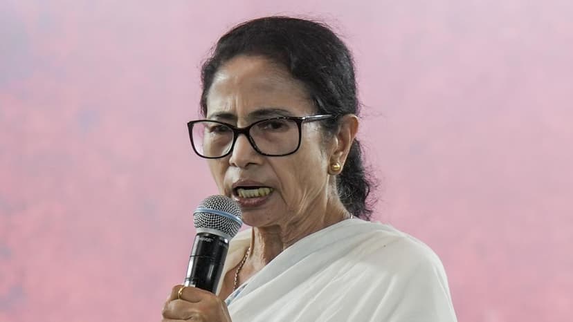 Mamata accuses CEC of threatening Bengal officials, calls him ‘superman’
