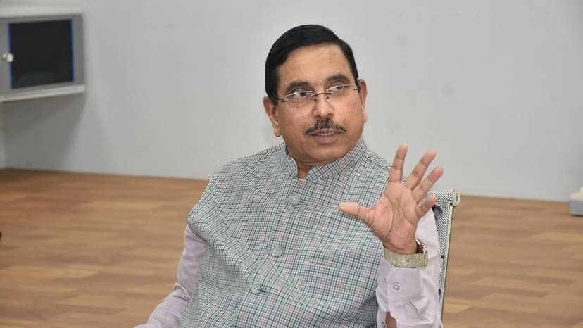 Union Minister Joshi Calls for Inquiry into Phone Tapping