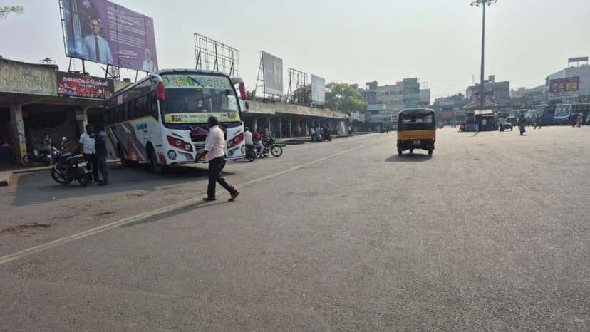 Traders protest against shifting of mofussil bus stand to Sogathur in Dharmapuri