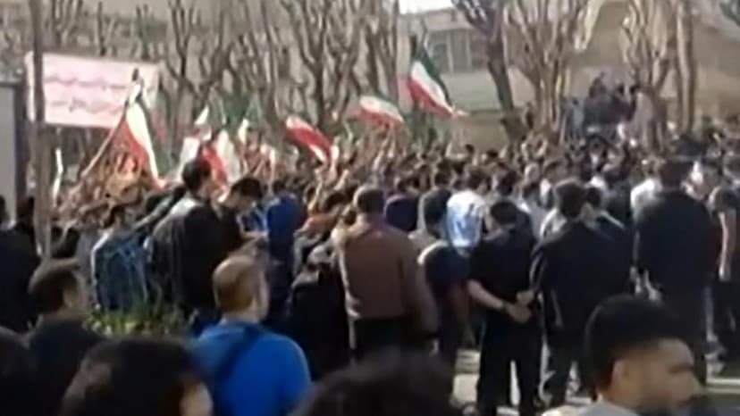 Iranian Students Chant Anti-Government Slogans Amid US Threats