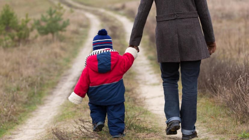Polish Police Aid Homeless Mother and Child in Warsaw