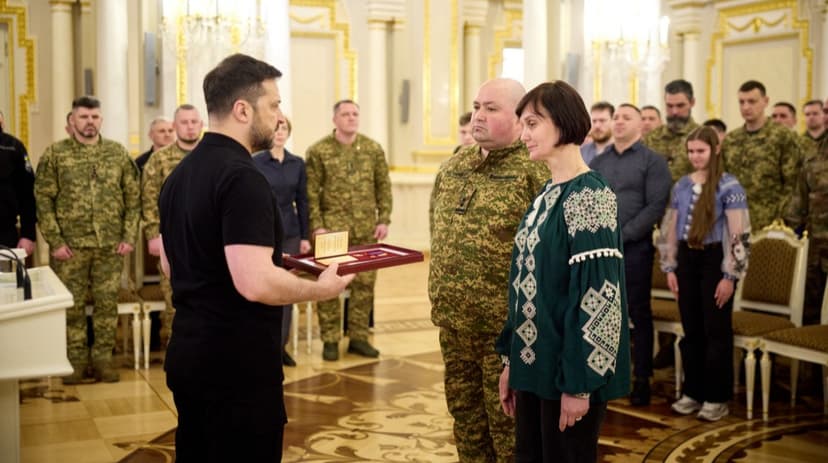 Zelenskyy decorates soldiers and families of heroes and grants scholarships to children of fallen journalists
