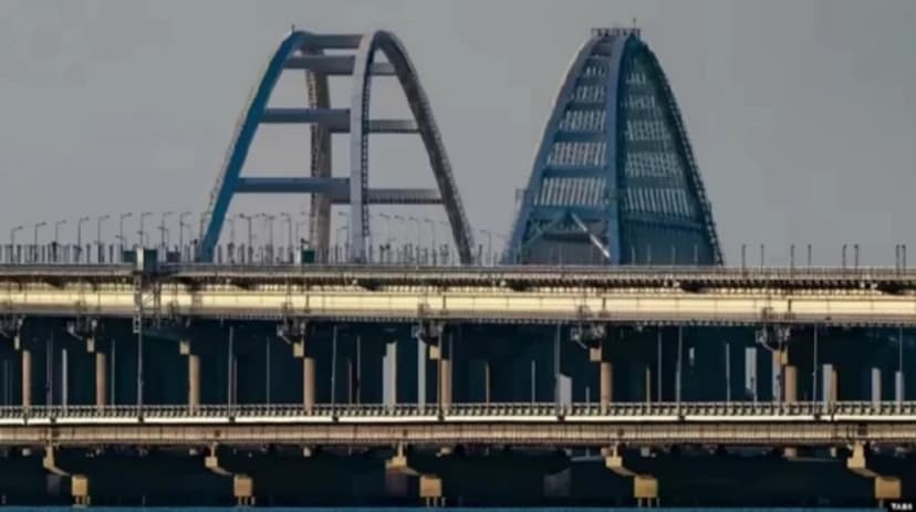Russians Halt Traffic on Crimean Bridge