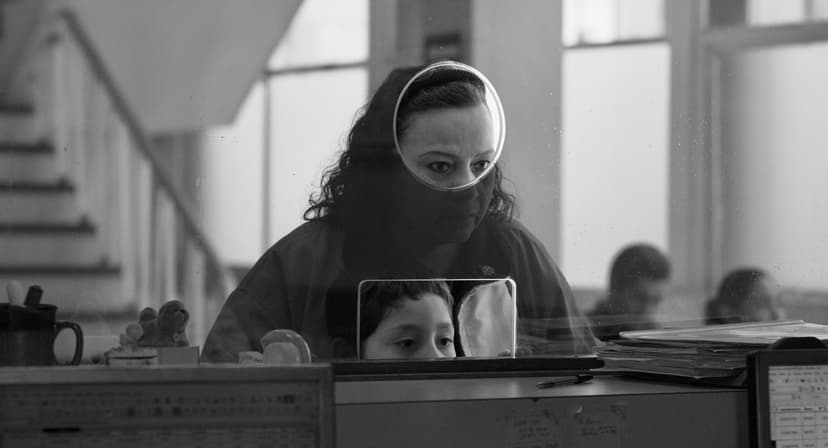 'Flies' Review: Family Crisis Disrupts Solitude in Fernando Eimbcke's Film