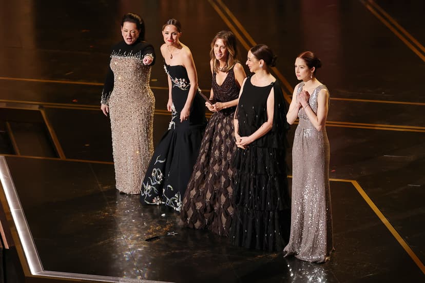 ‘Bridesmaids’ Reunion: Kristen Wiig, Melissa McCarthy and Co. Make Oscars Laugh by Reading Fake Notes From Nominees