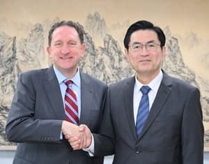 Seoul Diplomat Discusses Peninsula Issues with US Envoy