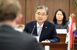 Foreign Minister Emphasizes Cooperation Among Middle-Power Nations