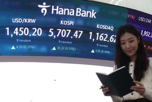 Seoul stocks open at record high above 5,700 amid uncertainties