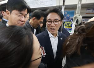 PM apologizes for chronic overcrowding on Gimpo Goldline