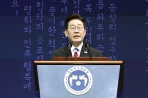 Lee urges N. Korea to resume dialogue, join in shaping 'new future'