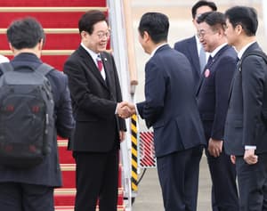 Jung, Lee loyalists squabble over 'disappeared' handshake scene