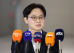 Industry minister heads to Canada to back Seoul's bid for submarine project