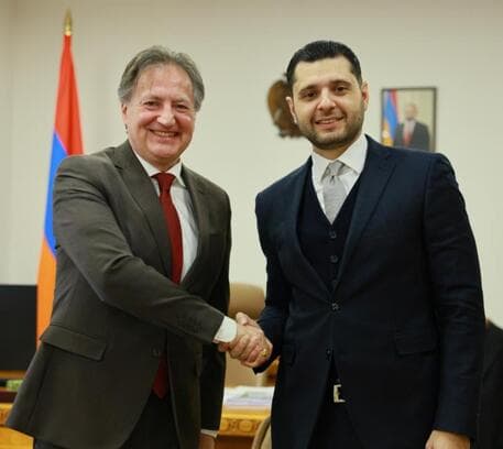 Ambassador Ferranti meets with the Armenian Minister of the Environment
