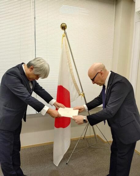 Ambassador Vattani presents his credentials in Japan