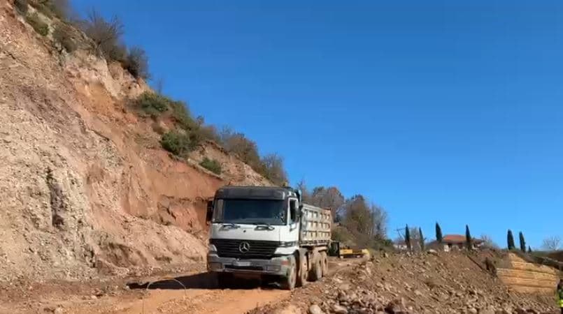 VIDEO/ U shkatërrua nga rrëshqitja masive e tokës, nis demontimi i urës së Dragostunjës tek “Arrat e Gurrës”