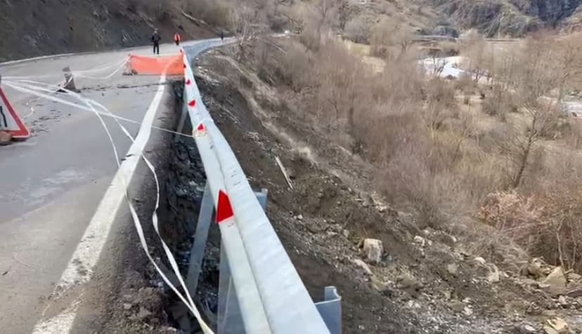 Segmenti 1.4 mld lekë vijon me probleme/ Rrëshqitje dherash dhe çarje asfalti në aksin Maliq-Gramsh. U konsiderua si rruga alternative për lidhjen me Tiranën
