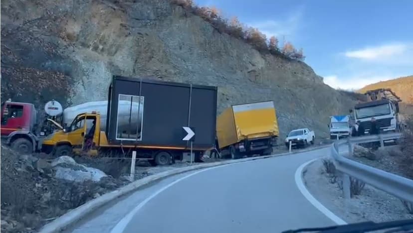 Two Trucks Paralyze Moglicë-Gramsh Road, Alternative Route Blocked