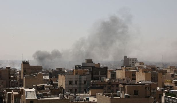 VIDEO/ Po përgatisnin raketën për sulm, momenti kur forcat izraelite godasin ushtarët iranianë