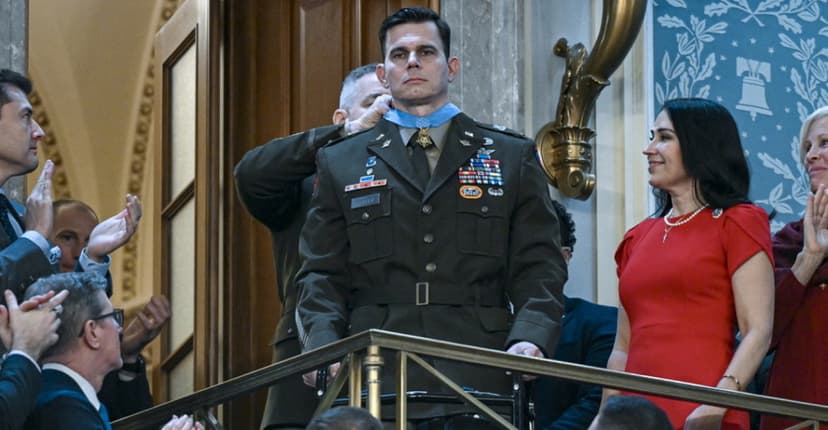 Trump Awards Medal of Honor to Pilot Wounded in Maduro Arrest Mission