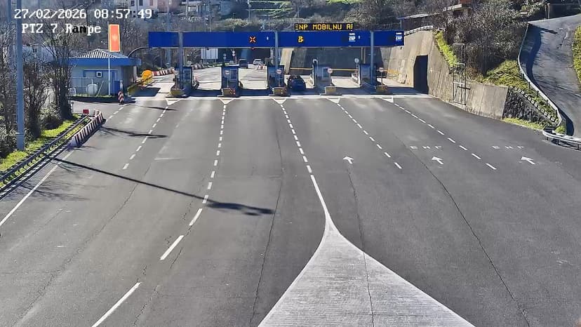 Monitor border and toll station status in Montenegro
