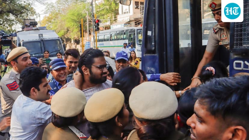 Police and students injured in clash during JNUSU protest march