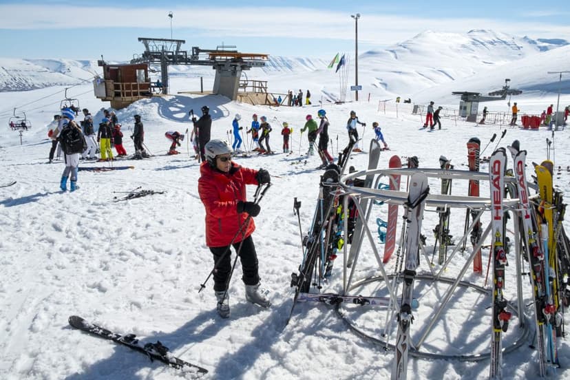 Police Close Roads to Hlíðarfjall Ski Resort Due to Overwhelming Crowds