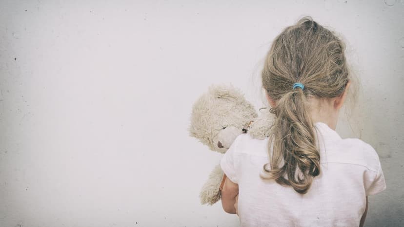 Mother arrested in Málaga for alleged abuse of 8-year-old daughter after school alert