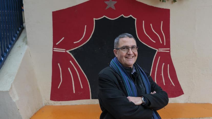 Philosopher Jordi Nomen Publishes Book on Social Media and Minors