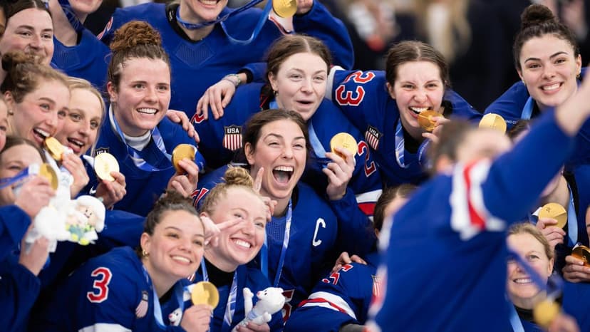 Las campeonas olímpicas de hockey hielo plantan a Trump
