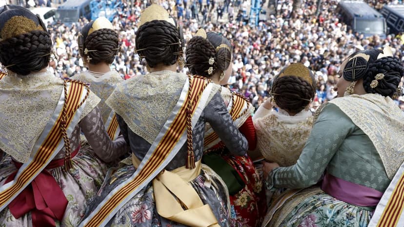 Balcones falleros en València: la oposición critica al Ayuntamiento por “promocionarlos”