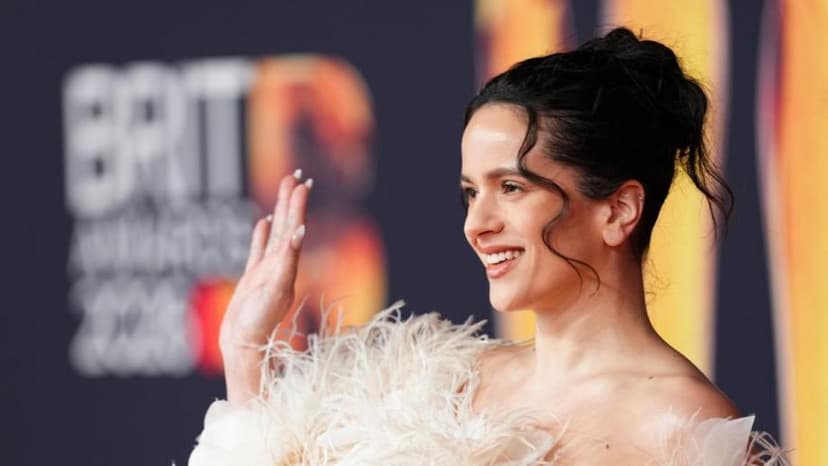 Rosalía turns the BRIT Awards into her own runway: Chanel, feathers and an infinite back