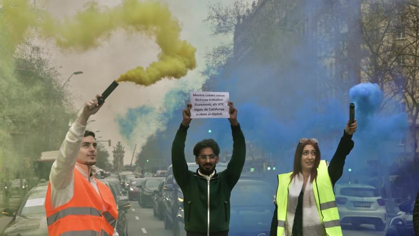 Un marcha lenta de cerca de 200 coches VTC enturbia la inauguración del Mobile