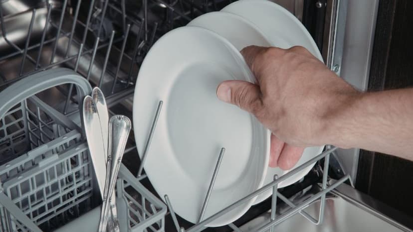 Así es la solución perfecta para no lavar los platos a mano en una cocina pequeña: moderna, práctica y no ocupa nada de espacio