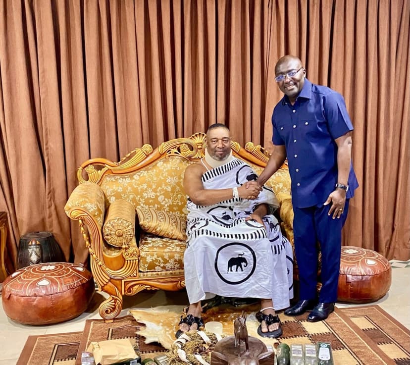 Bawumia visits Ga Mantse, wishes him speedy recovery following accident