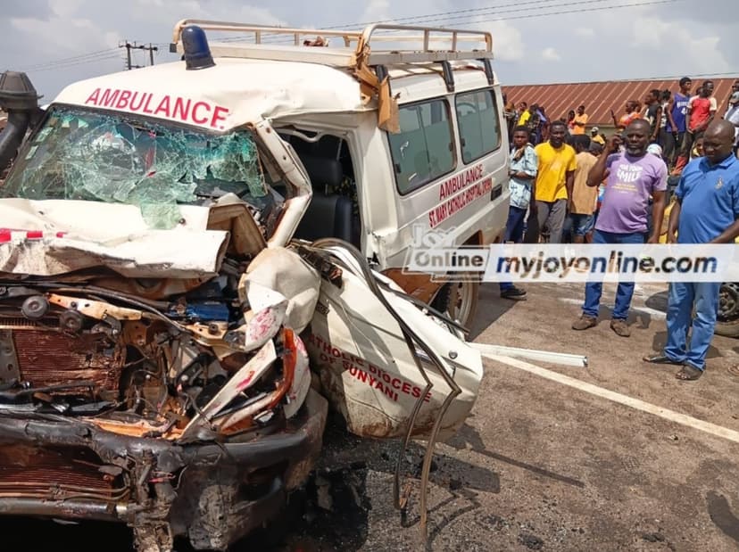 16 Dead in Ambulance and Bus Collision in Ghana