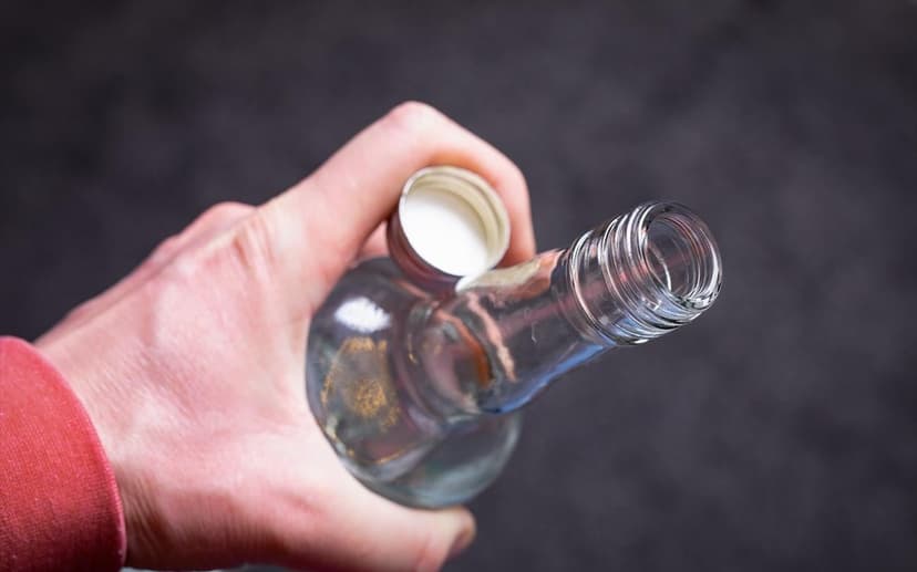 Two Underage Girls Hospitalized After Alcohol Consumption in Thessaloniki, Store Employee Arrested