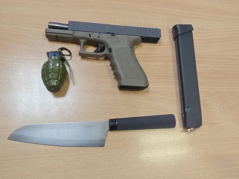 Man arrested in Moschato with pistol, knife, and cash in car