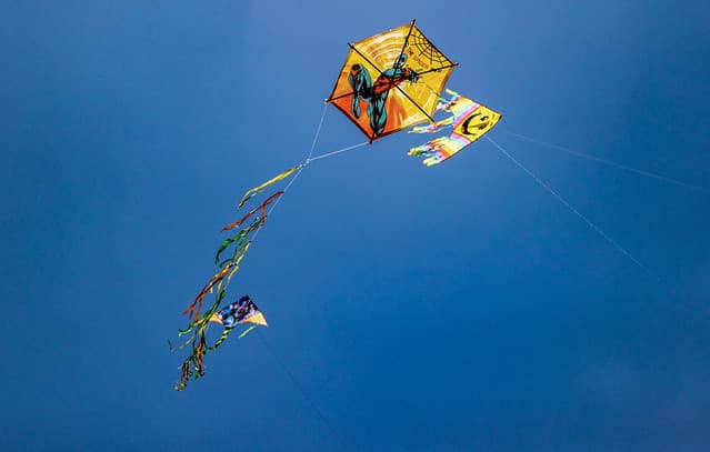 Man falls into 7-meter ravine while flying kite in Tourkovounia, Greece